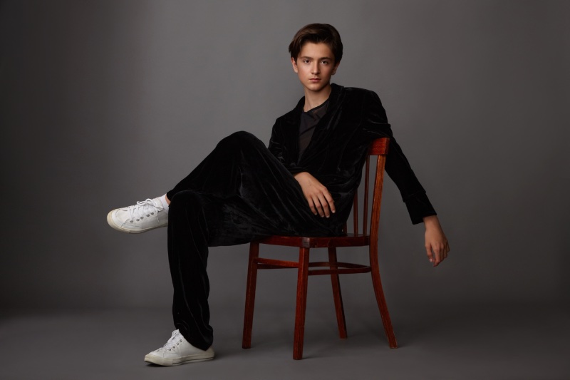 Bring a casual attitude to velvet with a white sneaker and suit ensemble. » How to Wear a Suit with White Sneakers Bring a casual attitude to velvet with a white sneaker and suit ensemble.