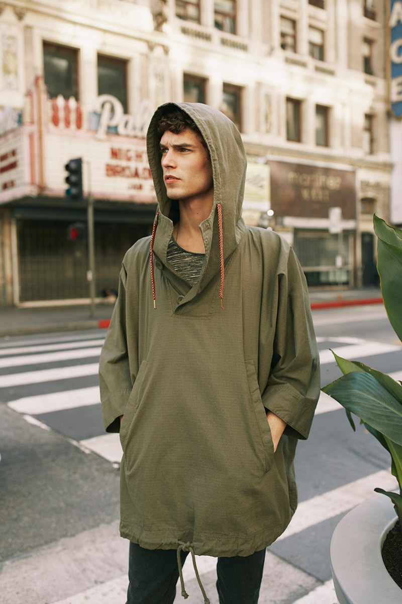 Arthur Gosse wears a poncho from Pull & Bear's spring 2016 range.