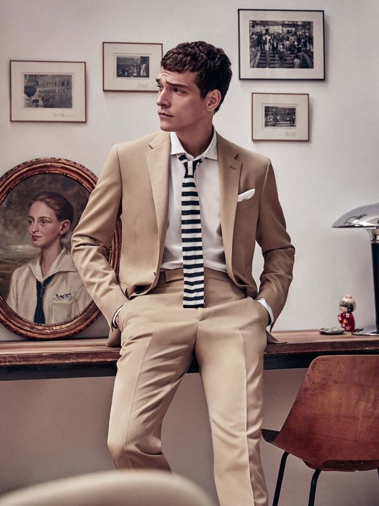 Alexandre Cunha is front and center in a camel Polo Ralph Lauren suit for Codigo Unico.