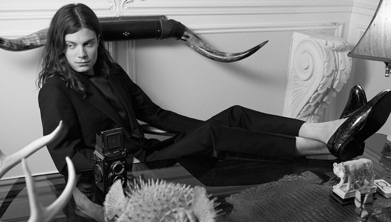 BØRNS wears suit Balenciaga and shoes Jimmy Choo.
