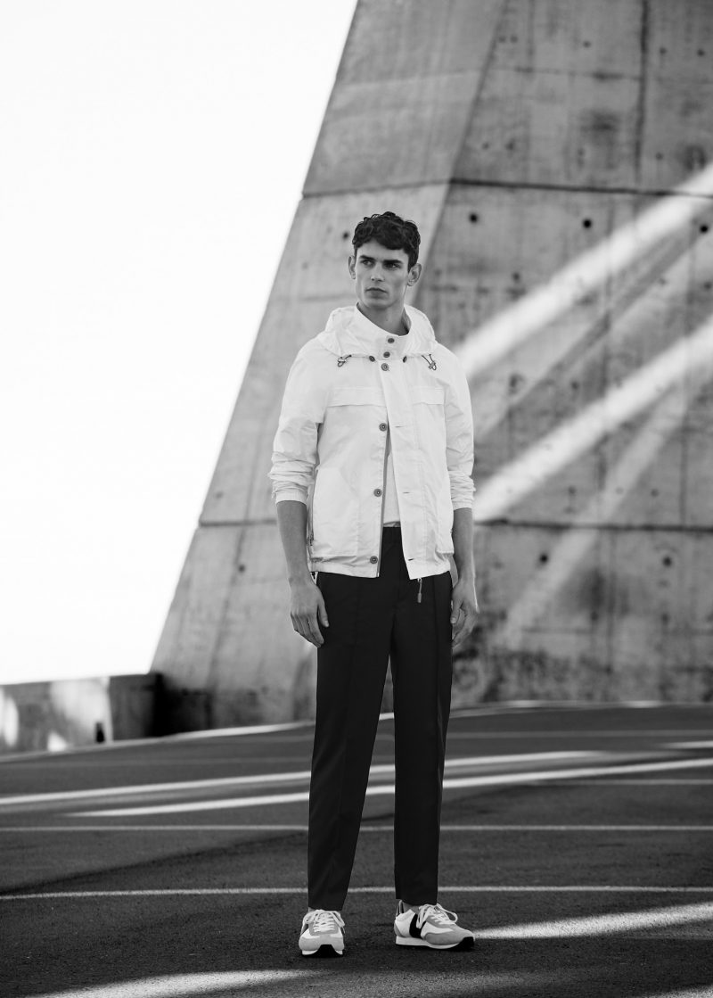 Arthur Gosse wears cropped jacket, t-shirt, trousers and sneakers Mango.