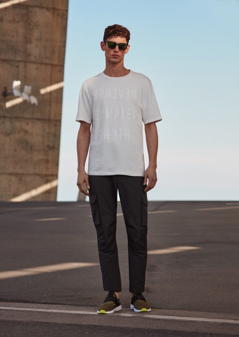 Arthur Gosse wears t-shirt, cargo pants, sunglasses and sneakers Mango.