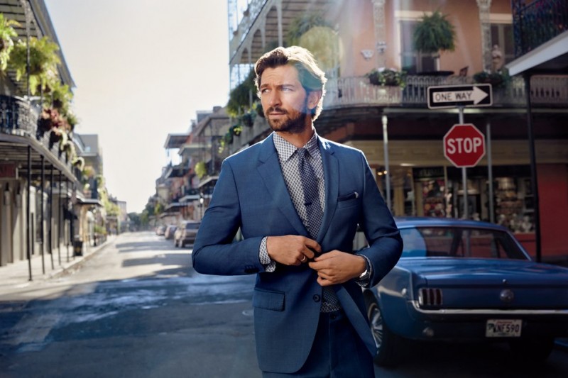 Michiel Huisman wears suit HUGO by Hugo Boss.