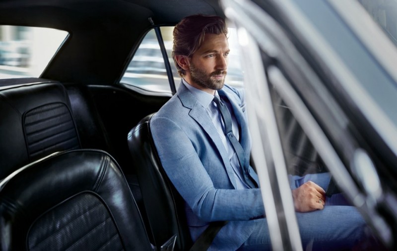 Michiel Huisman impresses in a blue suit from Etro.