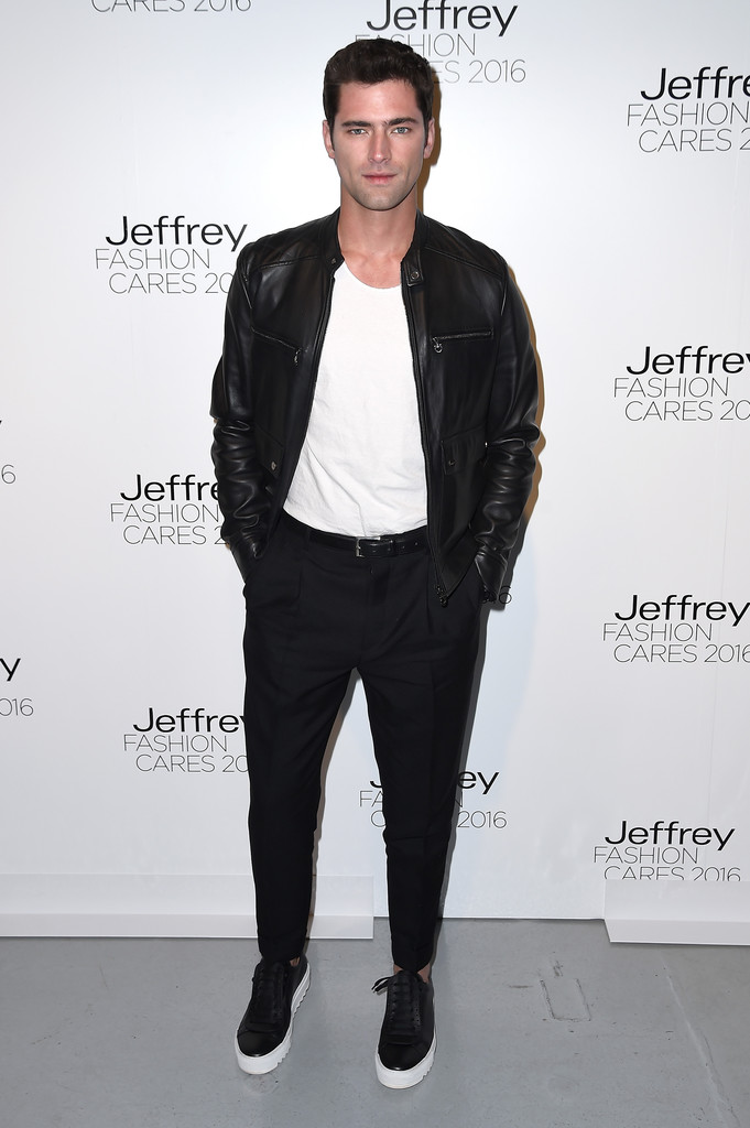 Sean O'Pry embraces a black & white look from Salvatore Ferragamo for the 2016 edition of the Jeffrey Fashion Cares fundraiser.