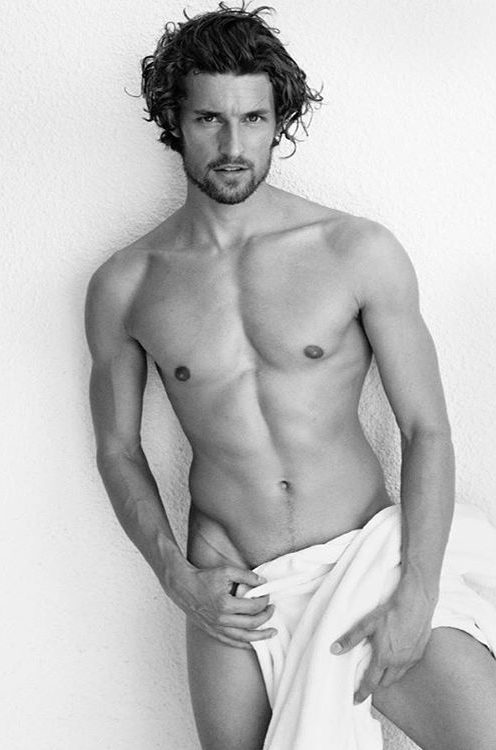 Wouter-Peelen-Nude-Mario-Testino-Towel-Series