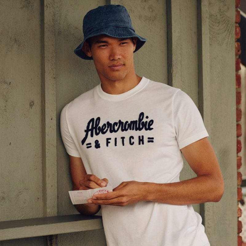 Abercrombie & Fitch rekindles its logo wear with a relaxed t-shirt.