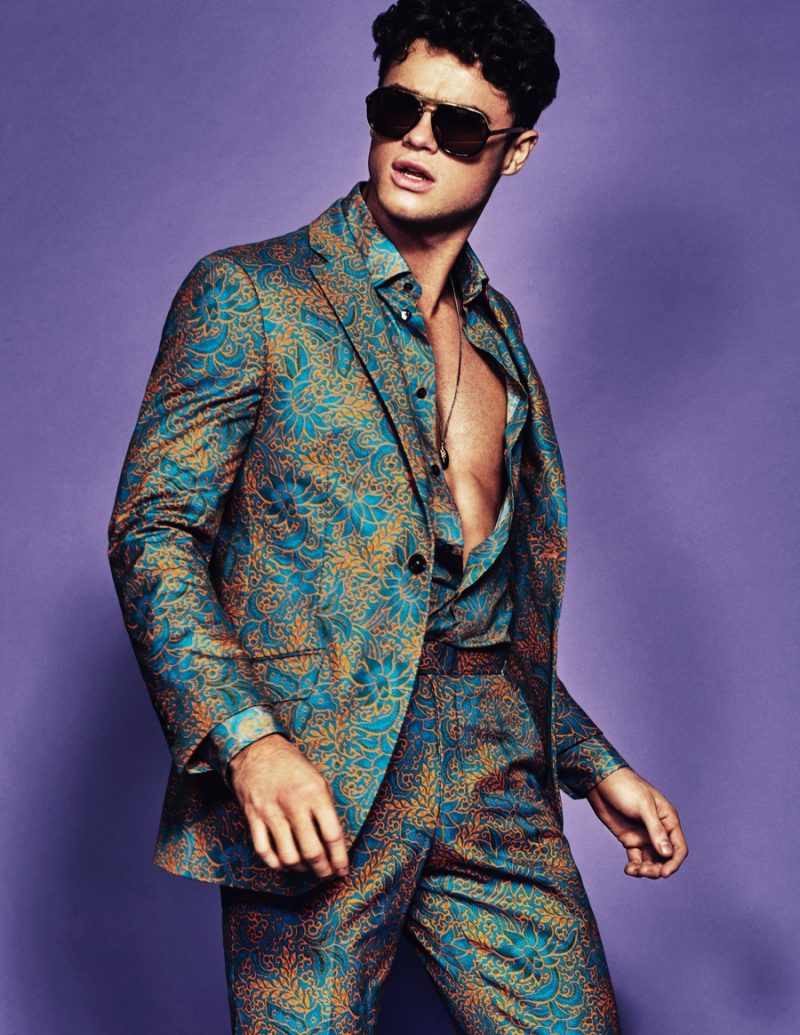 Christian wears sunglasses Dsquared2, pendant Northskull, suit and shirt Richard James.