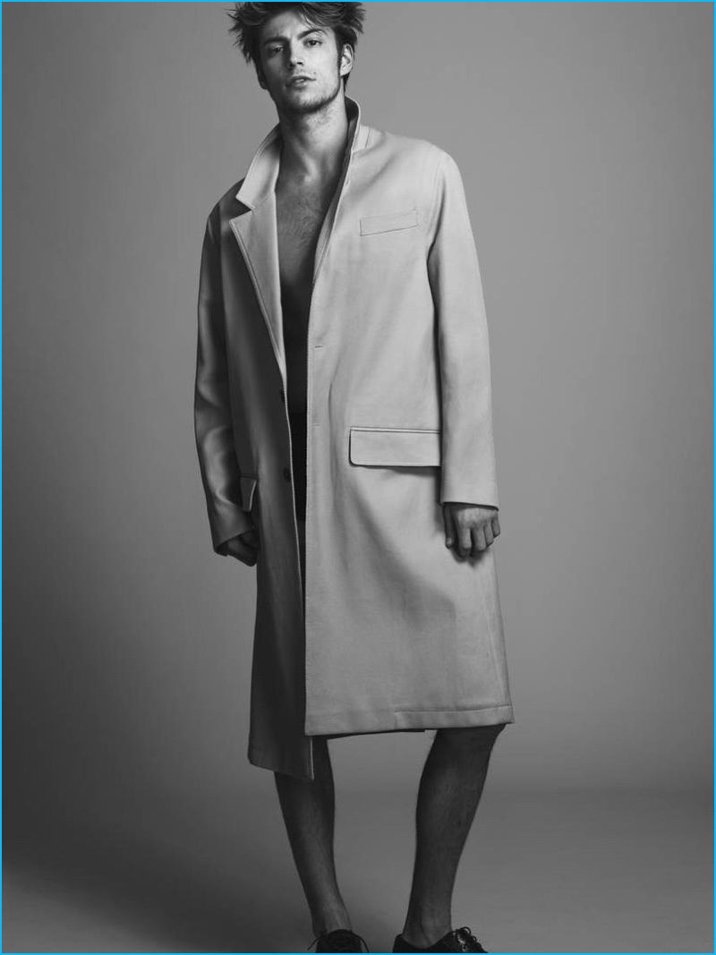 Timothée Bertoni dons a relaxed coat from AMI Alexander Mattiussi. » The New Debonair: Da Man Champions White Summer Fashions Timothée Bertoni dons a relaxed coat from AMI Alexander Mattiussi.