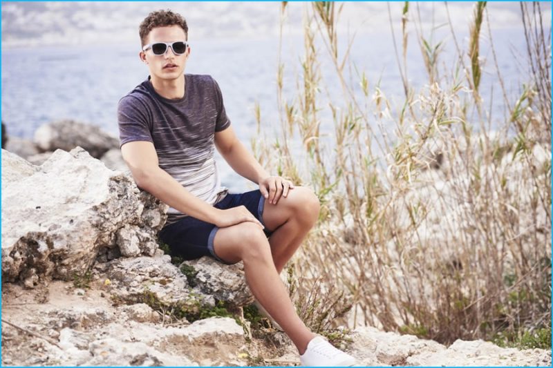 Nathaniel Visser keeps cool in a graphic t-shirt, paired with rolled-up shorts and sneakers.
