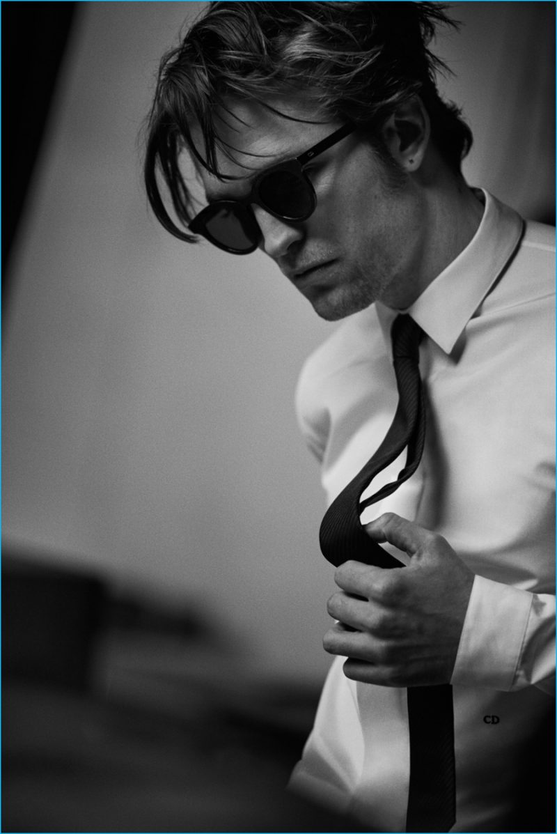 Rocking sunglasses, Robert Pattinson is a cool vision in a slim-fit dress shirt and skinny tie from Dior Homme.