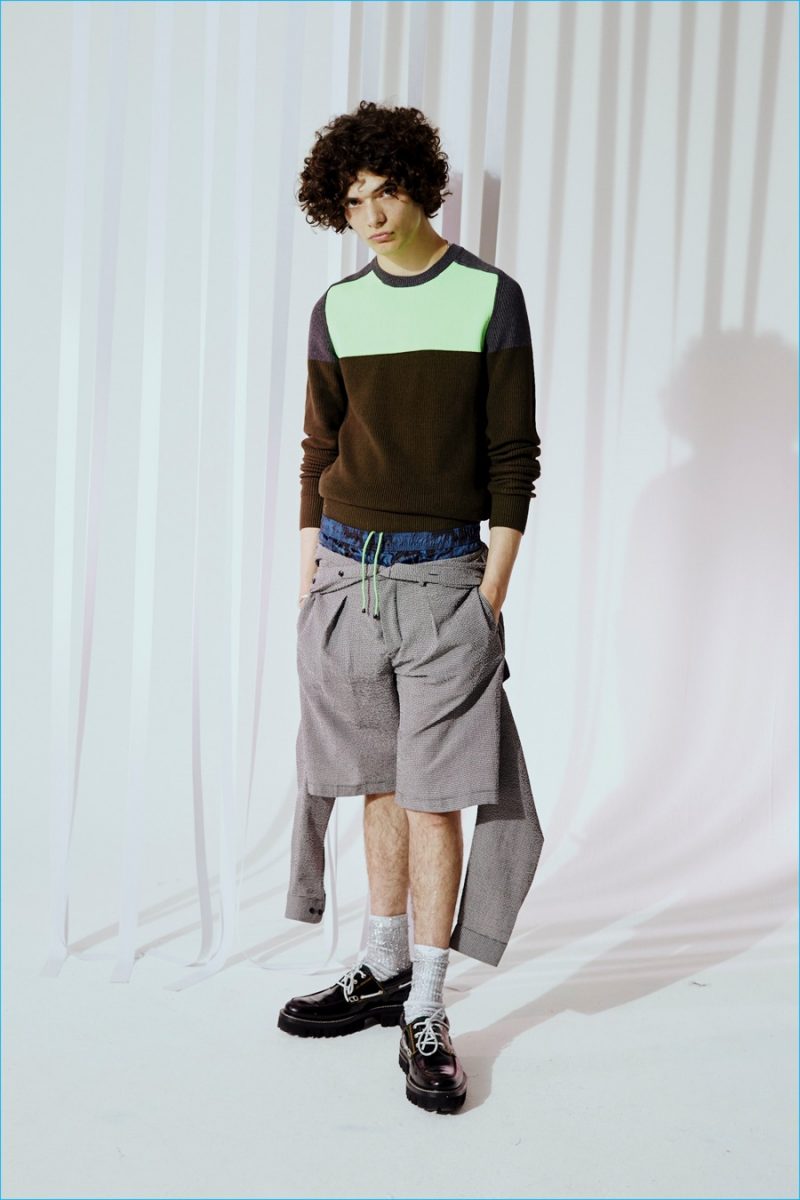 Carven does colorblocking for spring-summer 2017, offering smart sweaters for the man of leisure.