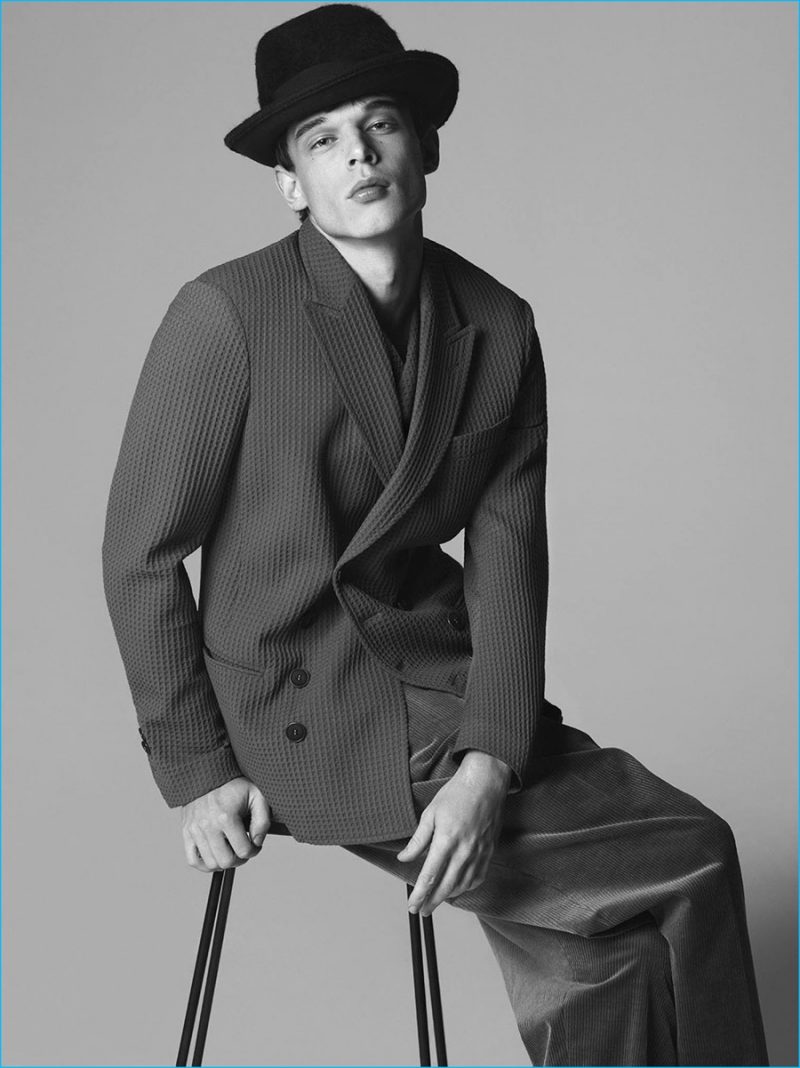 André Bona sits for an elegant portrait for Giorgio Armani's fall-winter 2016 campaign. » Giorgio Armani Unveils Chic Fall Preview André Bona sits for an elegant portrait for Giorgio Armani's fall-winter 2016 campaign.