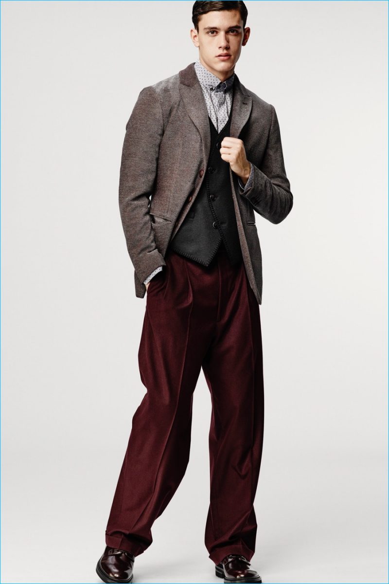 Xavier Serrano is front and center in relaxed tailoring from Giorgio Armani's fall-winter 2016 collection. » Giorgio Armani Unveils Chic Fall Preview Xavier Serrano is front and center in relaxed tailoring from Giorgio Armani's fall-winter 2016 collection.