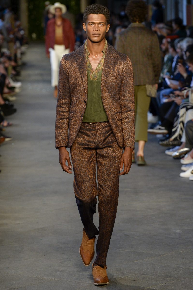 O'Shea Robertson walks the runway for Missoni's spring-summer 2017 men's show during Milan Fashion Week.