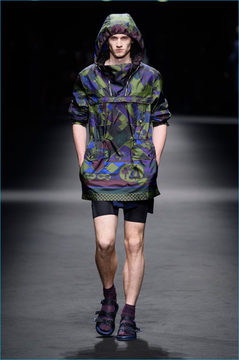 Versace prints are toned down for spring-summer 2017, executed in dark hues. » Versace Goes Sporty & Dark for Spring Collection Versace prints are toned down for spring-summer 2017, executed in dark hues.