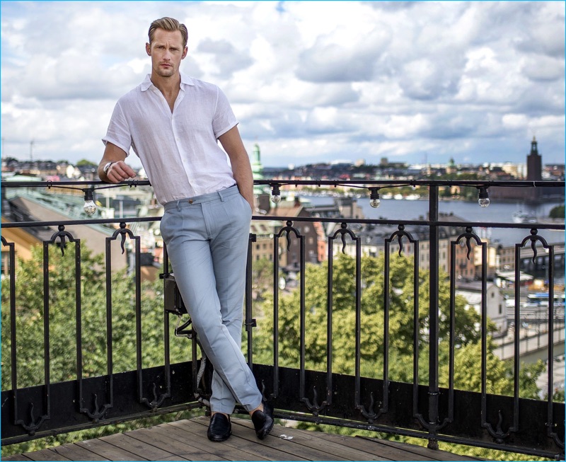 Alexander Skarsgård pairs his smart linen short sleeve shirt from Vince with a pair of pleated trousers.