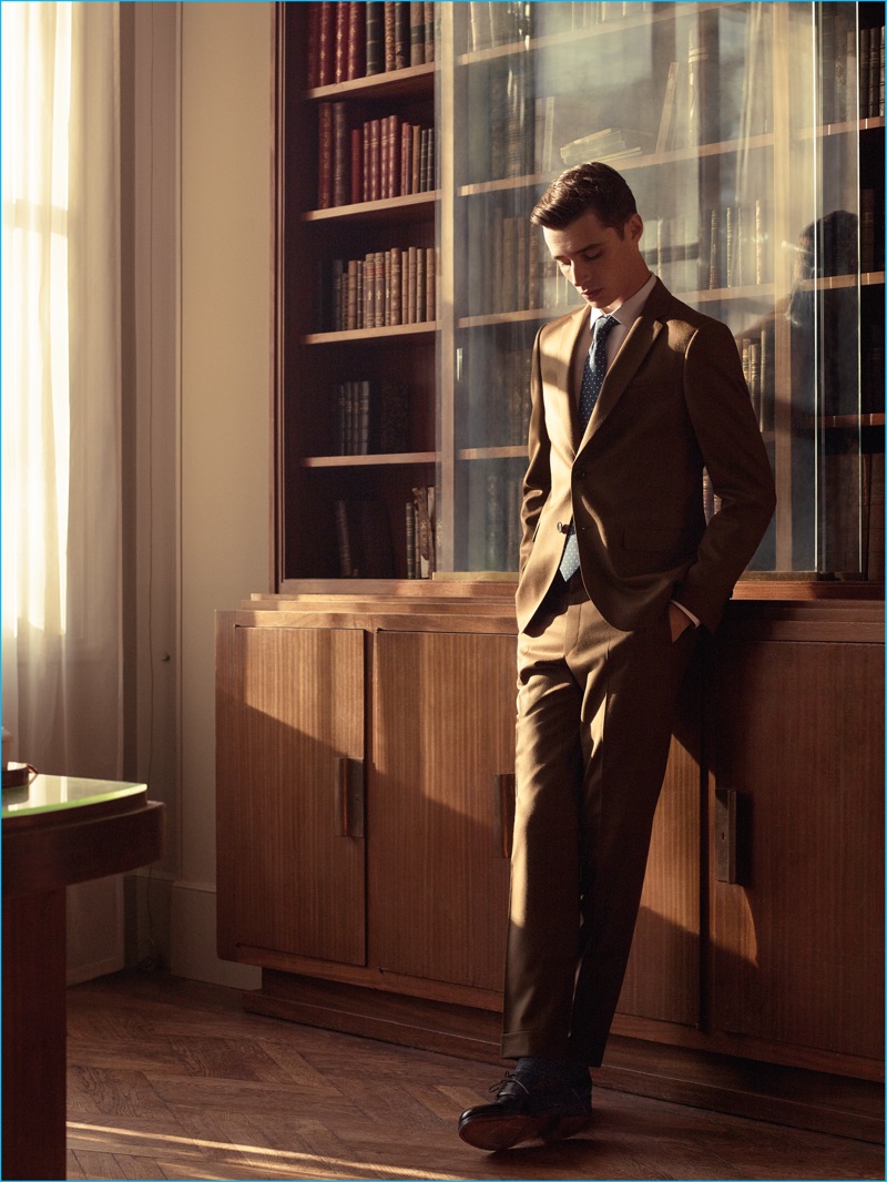 Adrien Sahores models an elegant suit from De Fursac's fall-winter 2016 collection.