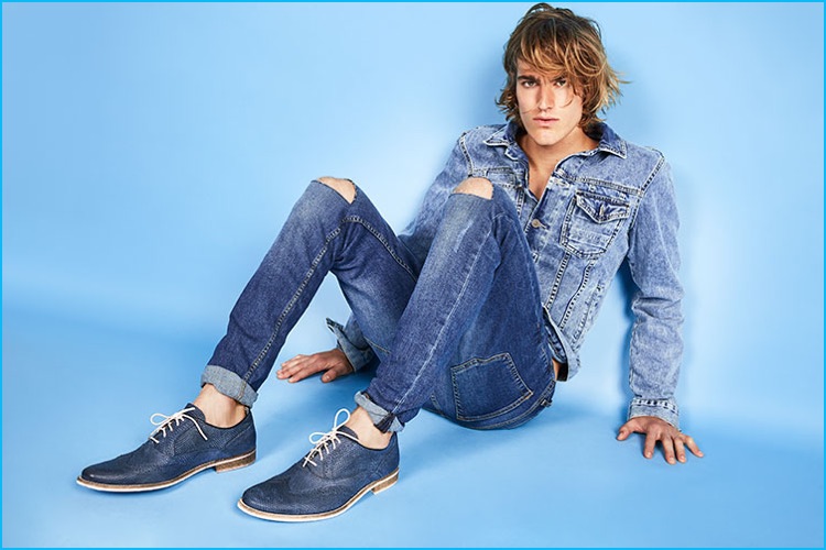 Steve Madden juxtaposes aesthetics, going casual and formal by pairing denim with its Stratfrd lace-up oxfords.