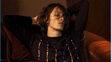 Versus Versace Delivers Rock 'n' Roll Edge for Fall Campaign Versus Versace Delivers Rock 'n' Roll Edge for Fall Campaign
