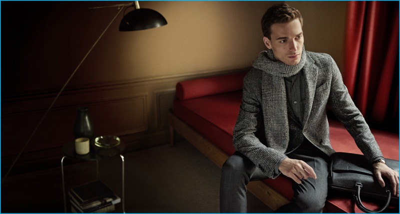 Nikola Jovanovic is front and center in a houndstooth tailoring number from Ermenegildo Zegna's fall-winter 2016 collection. » Ermenegildo Zegna Brings Together Shearling & Wool for Fall Nikola Jovanovic is front and center in a houndstooth tailoring number from Ermenegildo Zegna's fall-winter 2016 collection.