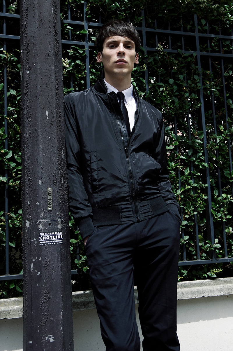 Lazare wears shirt Dior Homme, tie Burberry, jacket Hugo Boss and pants Sandro.