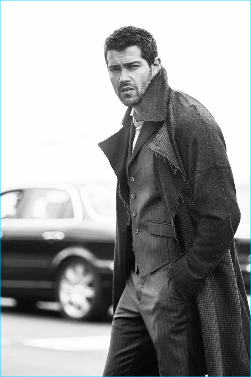 Jesse Metcalfe wears a Hugo Boss shirt, three-piece suit from Cake for Monarchs with a frayed wool Azul by Moussy trench. » Jesse Metcalfe Has a Deconstructed Style Moment for Imagista Shoot Jesse Metcalfe wears a Hugo Boss shirt, three-piece suit from Cake for Monarchs with a frayed wool Azul by Moussy trench.
