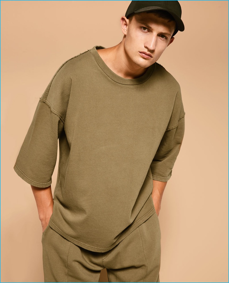 Frederik rocks a piped seam short sleeve sweatshirt from Zara's fall-winter 2016 Streetwise collection.