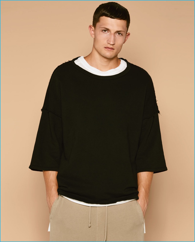 Frederik sports an oversized t-shirt from Zara's fall-winter 2016 Streetwise collection.