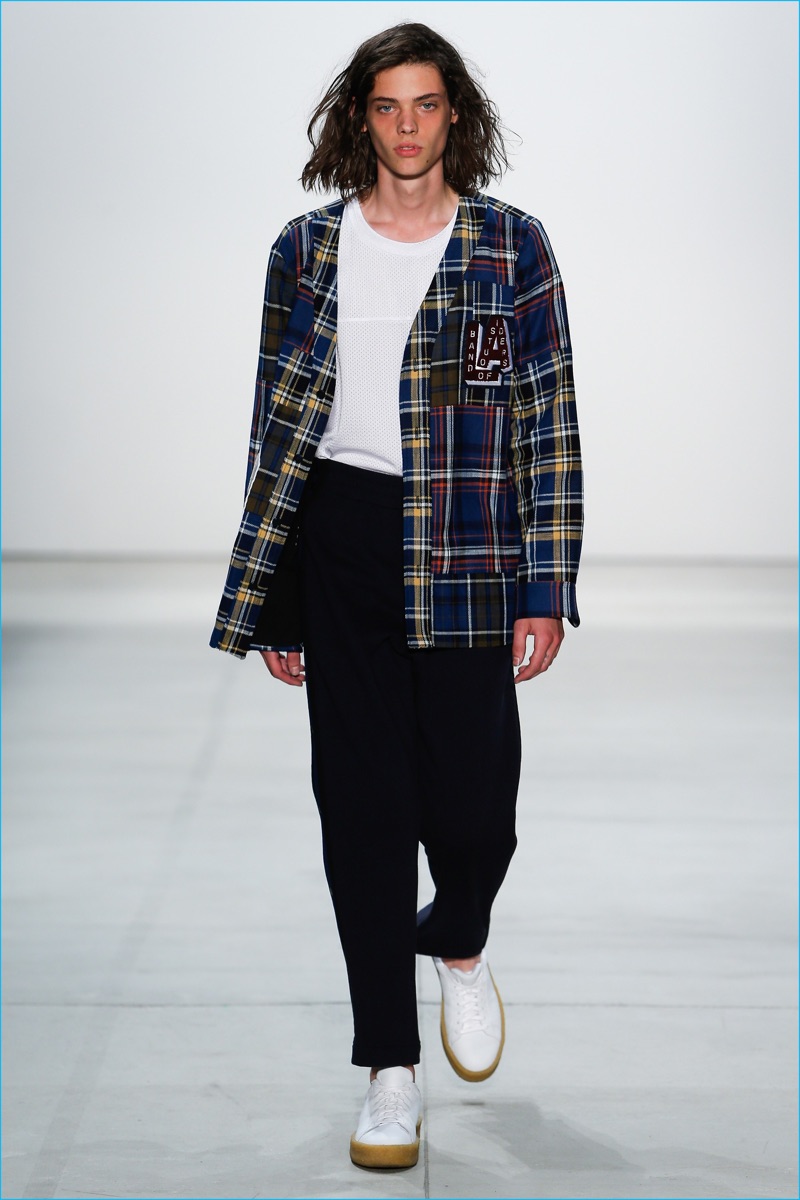 Band of Outsiders adds a relaxed element of cool to preppy styles for spring-summer 2017. » Band of Outsiders Reemerges: See the Brand's S/S 2017 Collection Band of Outsiders adds a relaxed element of cool to preppy styles for spring-summer 2017.