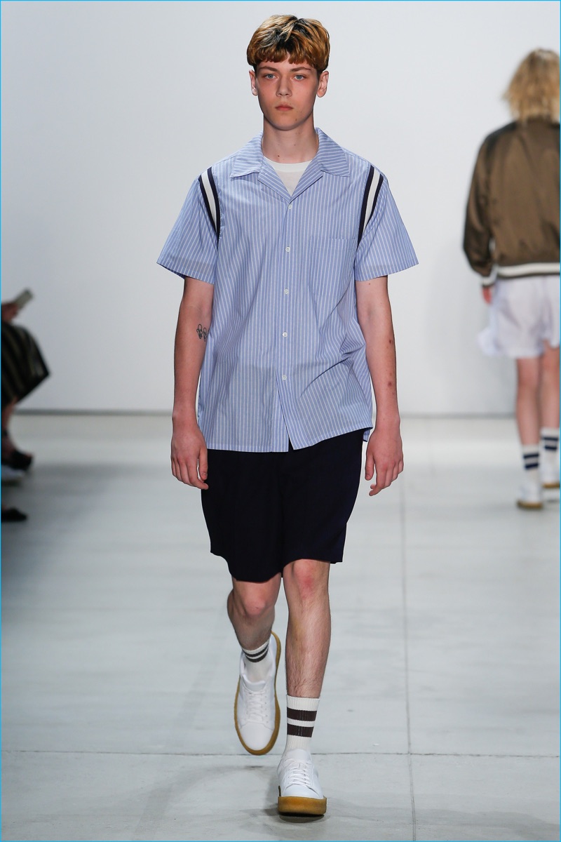 Band of Outsiders turns out boxy shapes, embracing pieces such a short-sleeve shirt for spring-summer 2017.