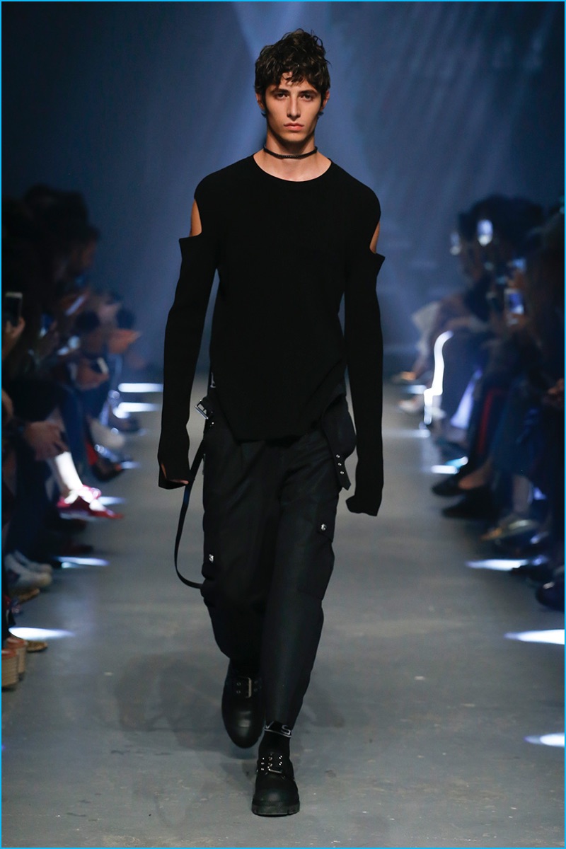 Versus Versace plays up black on black with a deconstructed sleeve for spring-summer 2017. » Versus Versace Reimagines the Bad Boy for S/S '17 Versus Versace plays up black on black with a deconstructed sleeve for spring-summer 2017.