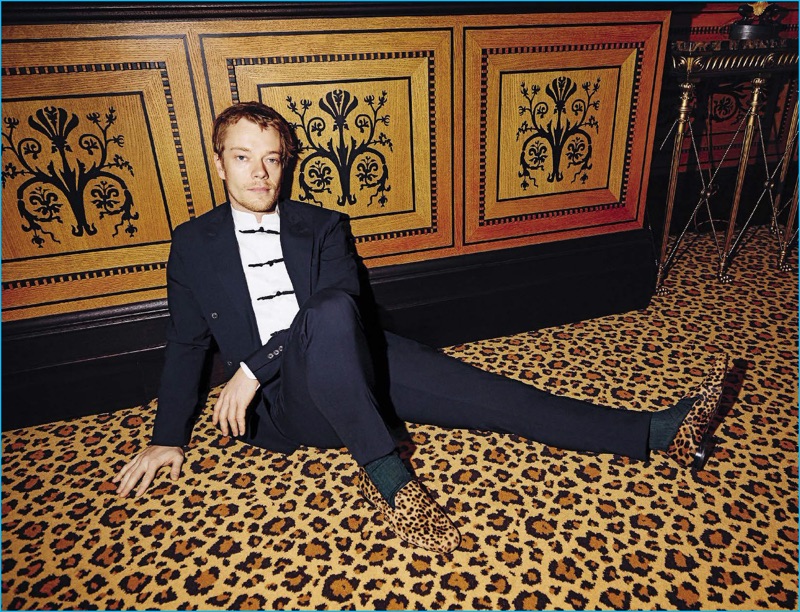 Robert Rabensteiner outfits Alfie Allen in a fall-winter 2016 outfit from Dsquared2.