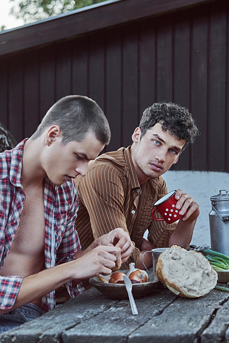 Left to Right: Filip wears shirt ASOS. Misa wears shirt Antifactory Vintage Shop.