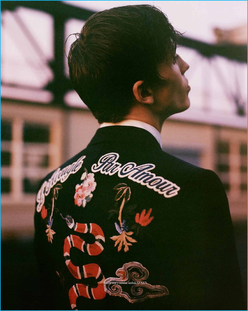 Embracing bold fall style, Lucas Satherley shows off in a Gucci jacket for Icon El País.