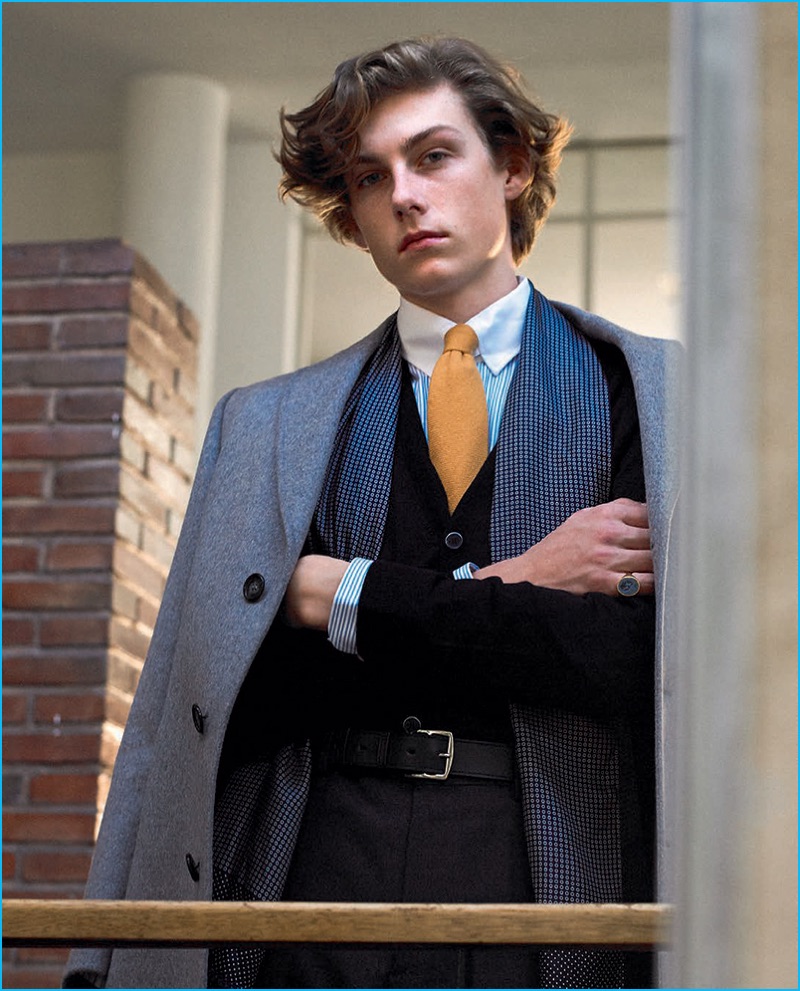 Model Benjamin Vytiska sports a coat and suit by Emidio Tucci for Icon El País.