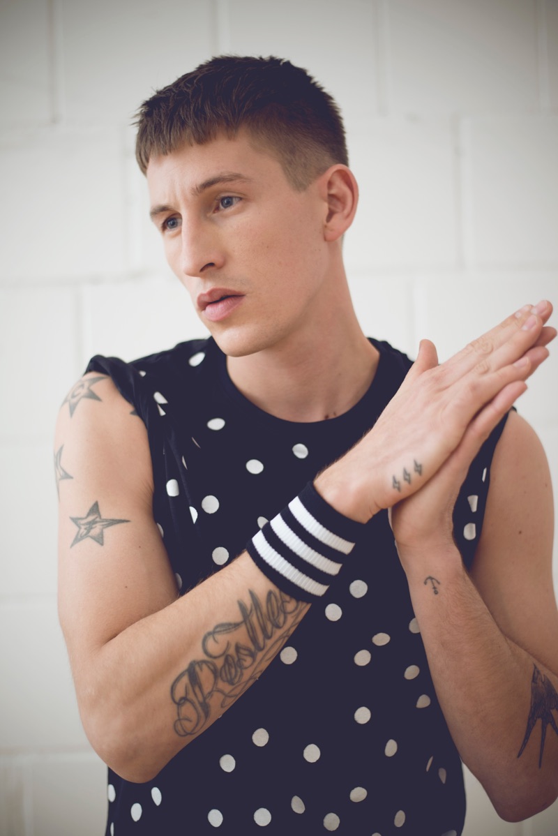 Ready for his close-up, Jannik wears a Your Turn polka dot t-shirt with an Adidas sweatband. 