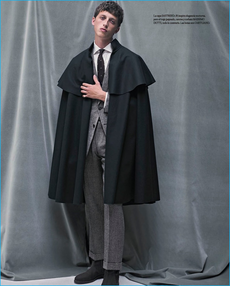 Tackling dandy style, Alexis Maçon Dauxerre wears a Sastreria cape with Cartujano ankle boots, as well as a shirt and tie by Massimo Dutti .