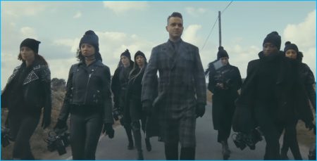 Robbie Williams 2016 Love My Life Music Video Stills 002