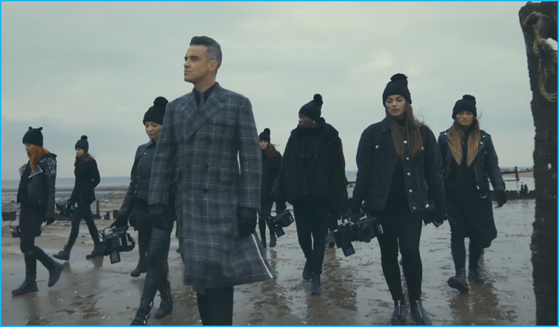 A still of Robbie Williams in his Love My Life music video.