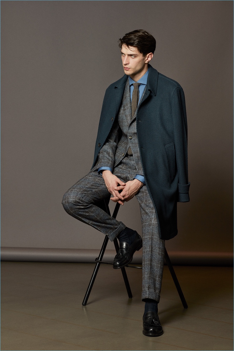 A sharp vision, Matthew Bell wears a textured coat and wool suit from Boglioli's fall-winter 2017 collection. » Boglioli Presents Smart Fall '17 Collection for the Fashionable Poet A sharp vision, Matthew Bell wears a textured coat and wool suit from Boglioli's fall-winter 2017 collection.