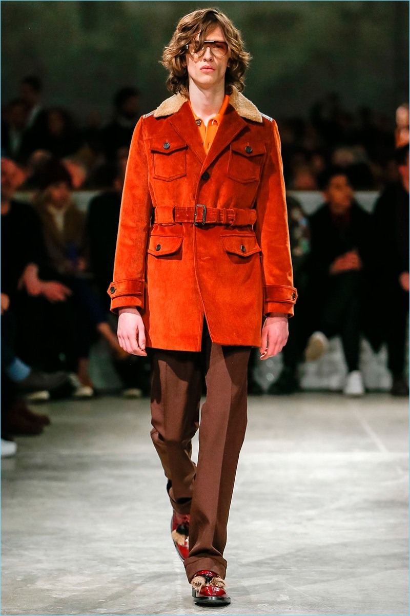 Rich browns come together for Prada's fall-winter 2017 men's collection. » Prada Revisits 70s for Charming Fall '17 Collection Rich browns come together for Prada's fall-winter 2017 men's collection.