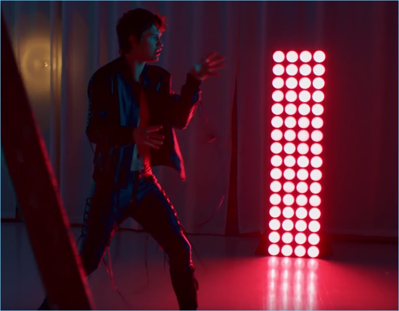 Singer Ansel Elgort rocks a leather jacket and pants with rope details from Marcelo Burlon County of Milan's spring-summer 2017 collection. » Ansel Elgort Rocks Marcelo Burlon Leather for 'Thief' Music Video Singer Ansel Elgort rocks a leather jacket and pants with rope details from Marcelo Burlon County of Milan's spring-summer 2017 collection.