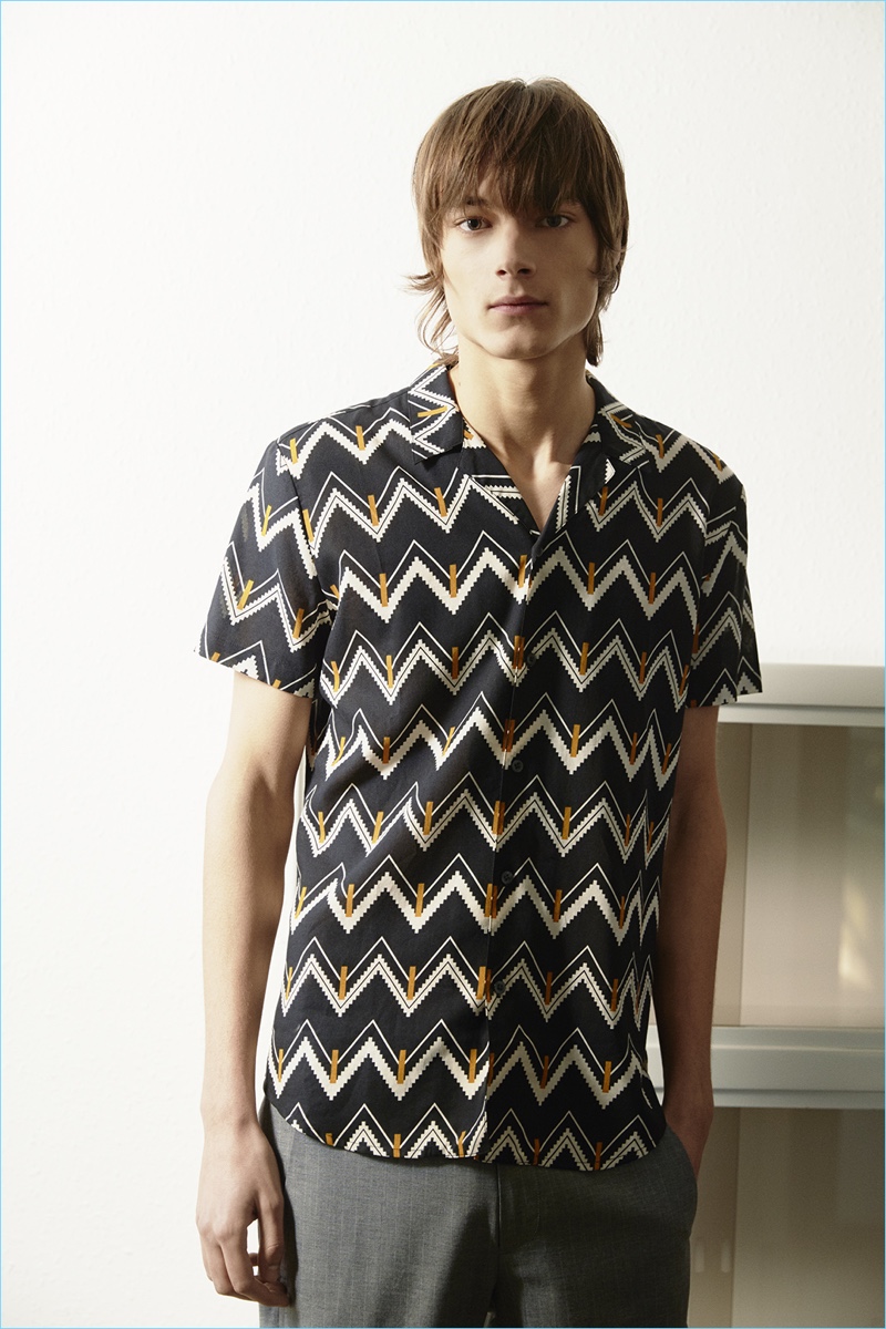 David Naman delivers a chevron print short-sleeve shirt with a Cuban collar for spring-summer 2017.