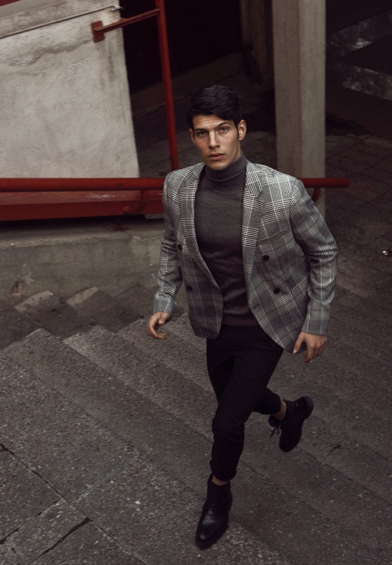 Víctor wears turtleneck Massimo Dutti, pants Diesel, and blazer Zara.