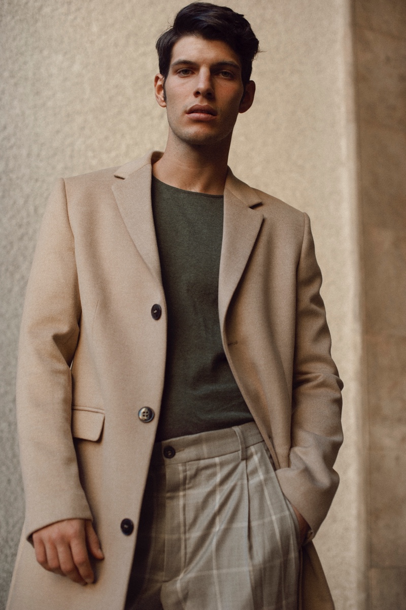 Víctor wears top Hackett, trousers Mango, and single-breasted coat ASOS.