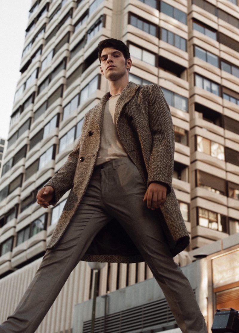 Víctor wears herringbone coat Zara, top Ralph Lauren, and trousers Silbon.