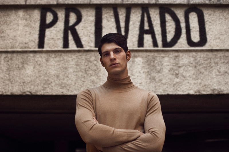 Víctor wears turtleneck Massimo Dutti.