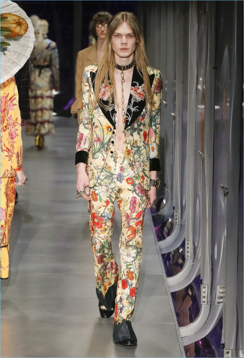 Gucci turns out a floral print suit for its fall-winter 2017 men's collection.