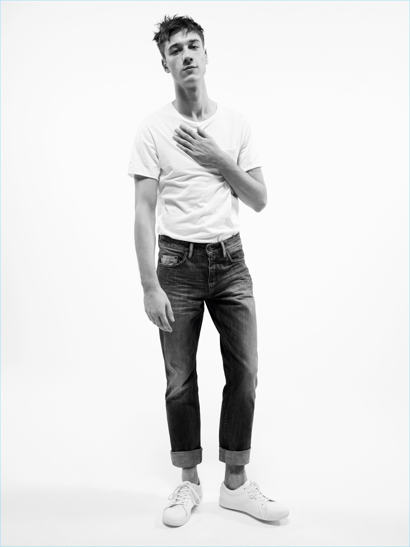 Model Harvey James rocks a classic tee with distressed denim jeans and white sneakers for Mango Man's spring-summer 2017 denim campaign. » Harvey James Rocks Essential Denim for Mango's Spring '17 Campaign Model Harvey James rocks a classic tee with distressed denim jeans and white sneakers for Mango Man's spring-summer 2017 denim campaign.